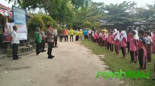 Peduli Budaya Literasi, Polsek Pinggir berbagi buku bacaan untuk anak sekolah di Desa Pangkalan